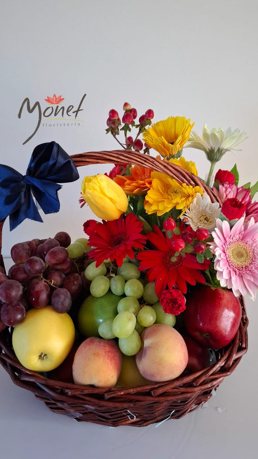 Arreglo de canasta mediana con frutas y gerberas