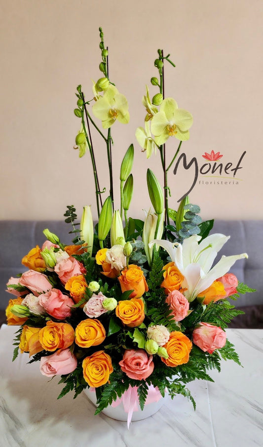 Orquídea con rosas anaranjadas