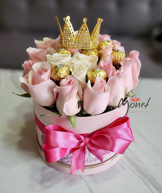 Cubeta con rosa, ferrero y corona