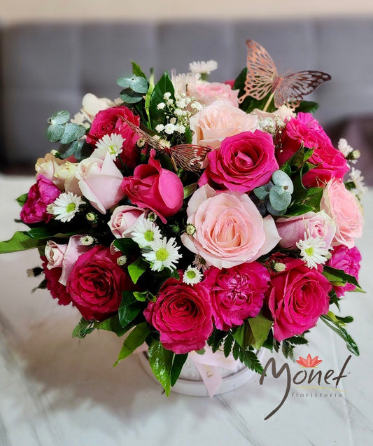 Arreglo floral en base de cerámica