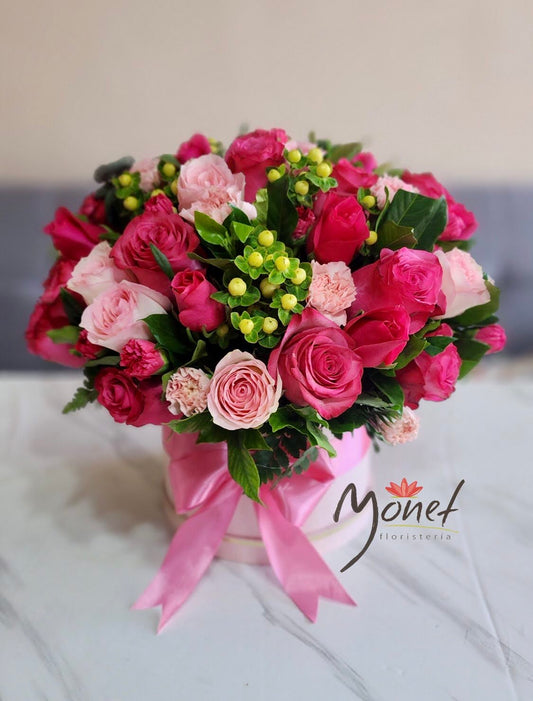 Cubeta con rosas rosadas y fucsia