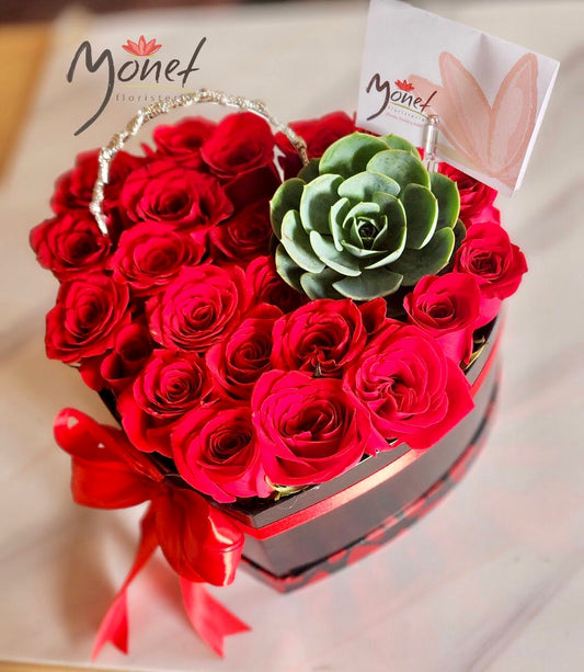 Corazón con Rosas y Suculentas