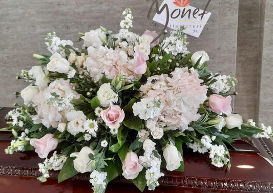 Palma con hortensias y rosas