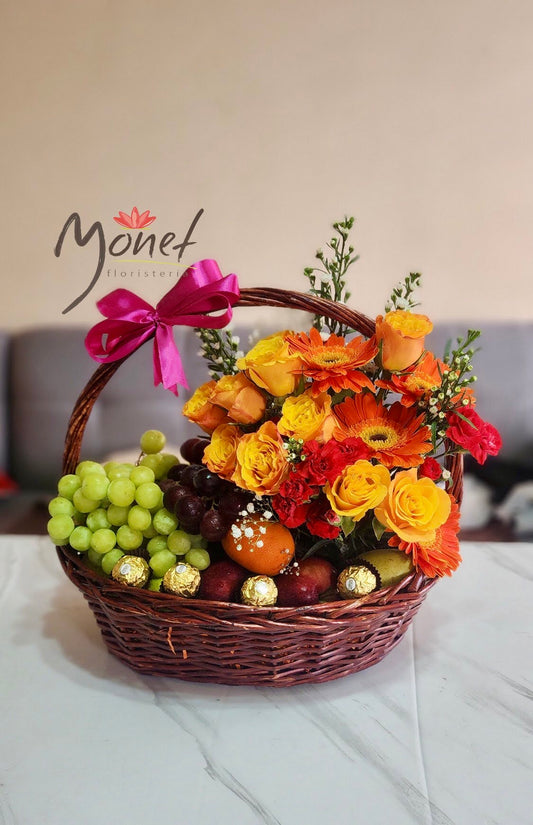 Canasta de frutas y rosas