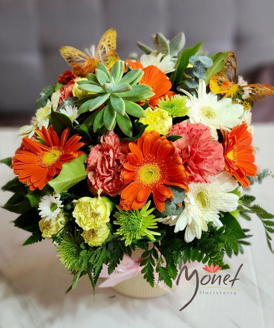 Arreglo con flores varias y suculenta
