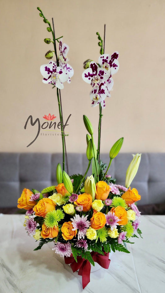 Orquidea con flores y lirios