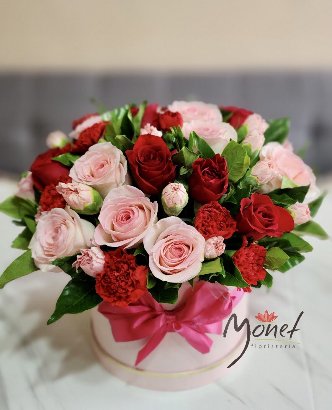 Cubeta con rosas rosadas y claveles