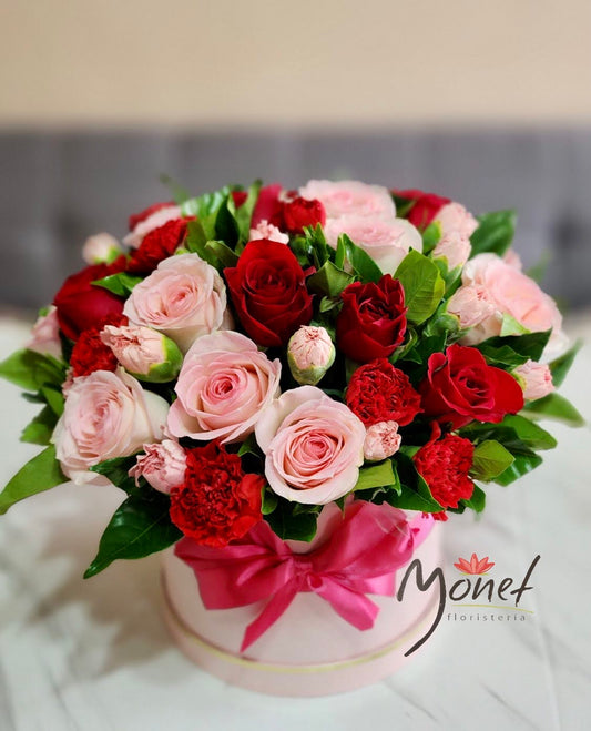 Cubeta con rosas rosadas y claveles
