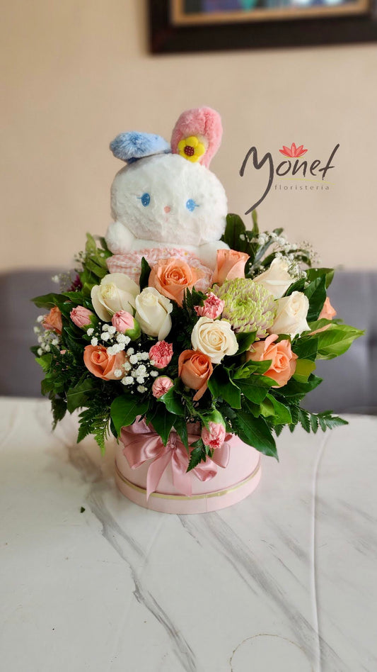 Cubeta de rosas y peluche