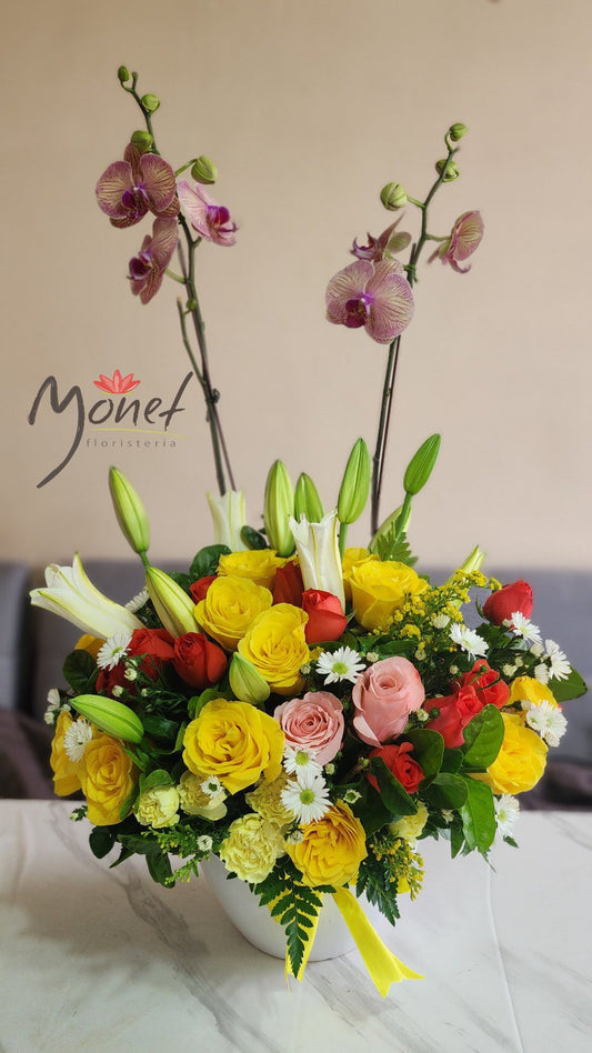 Orquídea y rosas