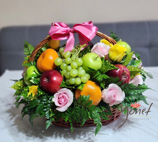 Canasta mediana con frutas y flores de colores