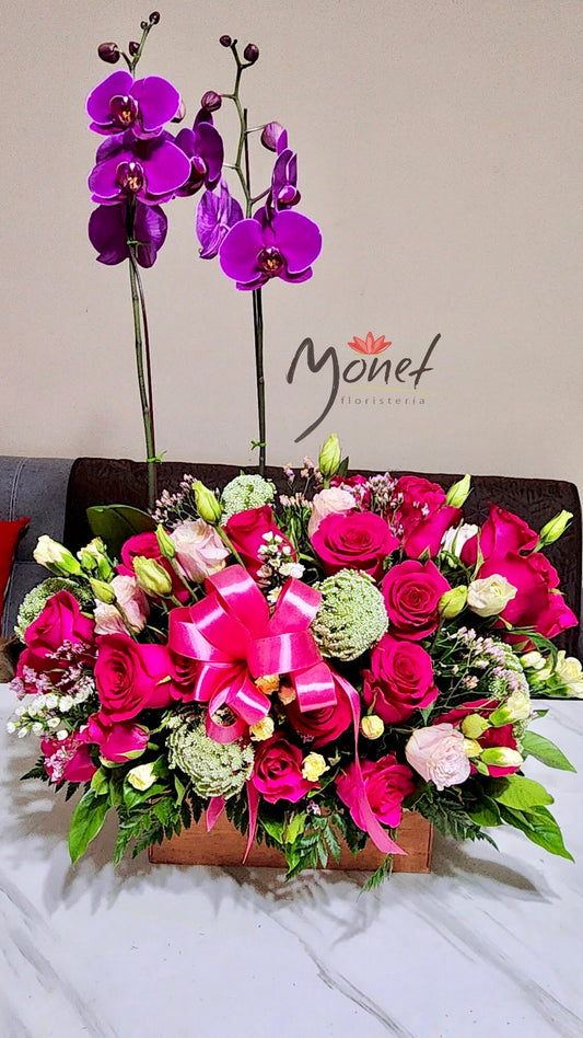 Orquídea y rosas