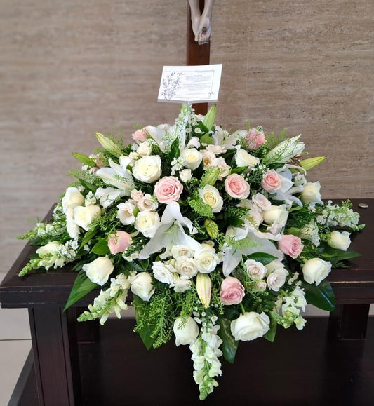 Palma con lirios y rosas